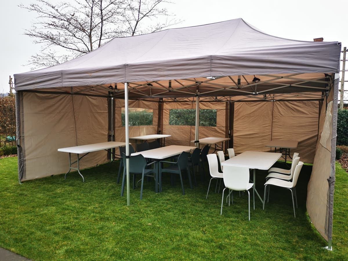 Tent met tafels en stoelen, klaar voor een feest